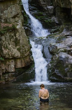 Polonya 'nın Piechowice kentindeki Szklarki Şelalesi 01 Temmuz 2025' te, ormandaki Szklarki şelalesiyle parkı ziyaret etti..