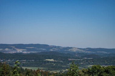 Polonya 'nın Piechowice kentindeki Szklarki Şelalesi 01 Temmuz 2025' te, ormandaki Szklarki şelalesiyle parkı ziyaret etti..