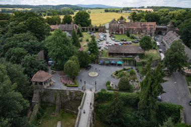 Polonya, Aşağı Silezya 'daki Czocha Şatosu 04 Temmuz 2025, Czocha Şatosu' nu ve etrafını gören bir tekne gezisi..
