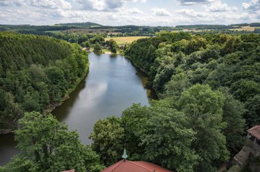 Polonya, Aşağı Silezya 'daki Czocha Şatosu 04 Temmuz 2025, Czocha Şatosu' nu ve etrafını gören bir tekne gezisi..