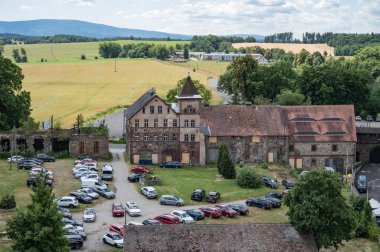 Polonya, Aşağı Silezya 'daki Czocha Şatosu 04 Temmuz 2025, Czocha Şatosu' nu ve etrafını gören bir tekne gezisi..