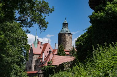Polonya, Aşağı Silezya 'daki Czocha Şatosu 04 Temmuz 2025, Czocha Şatosu' nu ve etrafını gören bir tekne gezisi..