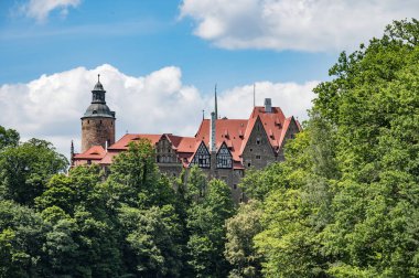 Polonya, Aşağı Silezya 'daki Czocha Şatosu 04 Temmuz 2025, Czocha Şatosu' nu ve etrafını gören bir tekne gezisi..