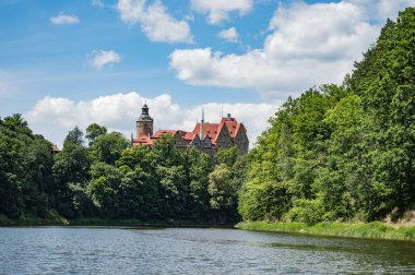 Polonya, Aşağı Silezya 'daki Czocha Şatosu 04 Temmuz 2025, Czocha Şatosu' nu ve etrafını gören bir tekne gezisi..