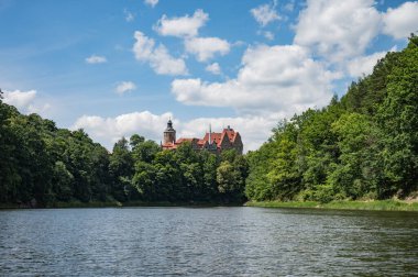 Polonya, Aşağı Silezya 'daki Czocha Şatosu 04 Temmuz 2025, Czocha Şatosu' nu ve etrafını gören bir tekne gezisi..