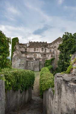 Bolkow, Polonya 'daki Bolkow Kalesi. 3 Temmuz 2025. Bolkow Kulesi' nden kaleyi ve manzarayı ziyaret ediyoruz..