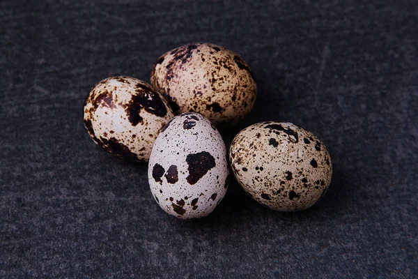 Чотири Перепелині Яйця Темно Сірому Фоні — стокове фото