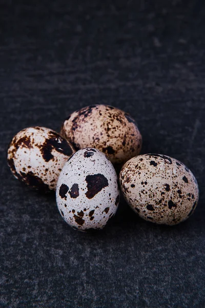 Koyu Gri Arkaplanda Dört Bıldırcın Yumurtası — Stok fotoğraf
