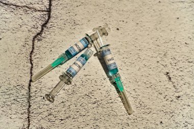 Sadece Covid-19 aşısı etiketli üç şırınga covid-19