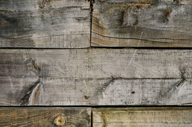 Kirli, nemli ve karartılmış ahşap kalaslardan oluşan duvar kağıdı.