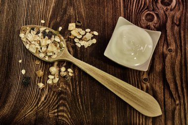 Müsli ve yoğurtlu ahşap kaşık.