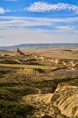 Bardenas Reales 'in doğal parkındaki Castil de Tierra' nın uzak manzarası
