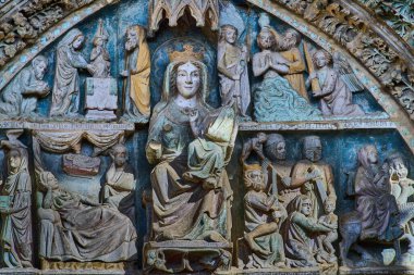 OLITE, NAVARRA İSPANI 20 Şubat 2021: Santa Maria LA GERÇEK KİLİSESİ