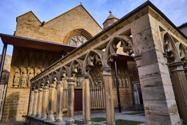 OLITE, NAVARRA İSPANI 20 Şubat 2021: Santa Maria LA GERÇEK KİLİSESİ