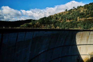 ALBARELLOS, ORENSE İSPANESİ 22 Ocak 2021: Orense 'deki Albarellos rezervuarının duvarında üst yürüyüş