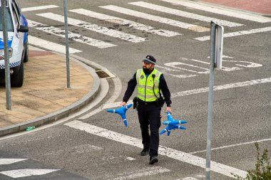 SARRIGUREN, Navarra İspanya 1 Mart 2021: Polis Ripagain 'da taşların atıldığını fark etti