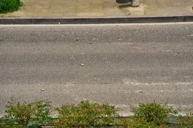 SARRIGUREN, Navarra İspanya 1 Mart 2021: Bu taşlar arabaların ve Ripagain 'daki insanların üzerine atılmıştı.