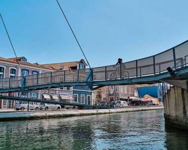 AVEIRO, PORTO PORTUGAL 9 Mayıs 2020: bir dizi su kanalları tarafından çaprazlanmış köy ziyareti. Bir tekneden görüntüler