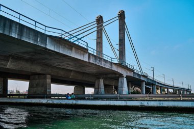 AVEIRO, PORTO PORTUGAL 9 Mayıs 2020: bir dizi su kanalları tarafından çaprazlanmış köy ziyareti. Bir tekneden görüntüler