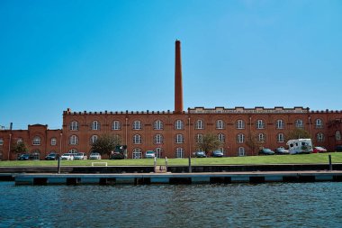 AVEIRO, PORTO PORTUGAL 9 Mayıs 2020: bir dizi su kanalları tarafından çaprazlanmış köy ziyareti. Bir tekneden görüntüler