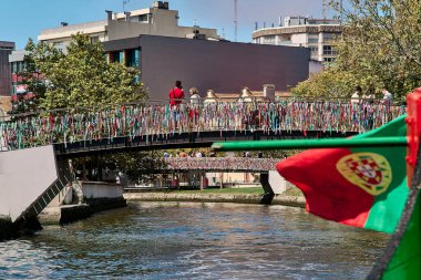 AVEIRO, PORTO PORTUGAL 9 Mayıs 2020: bir dizi su kanalları tarafından çaprazlanmış köy ziyareti. Bir tekneden görüntüler