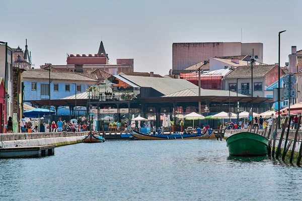 AVEIRO, PORTO PORTUGAL 9. Mai 2020: Besuch des Dorfes, das von einer Reihe von Wasserkanälen durchzogen ist. Ansichten von einem Boot — Stockfoto