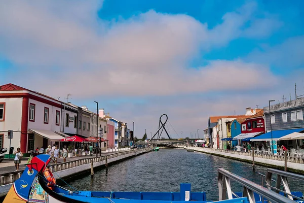 AVEIRO, PORTO PORTUGAL 9 MAYO 2020: visita del pueblo atravesado por una serie de canales de agua. Vistas desde un barco — Foto de Stock