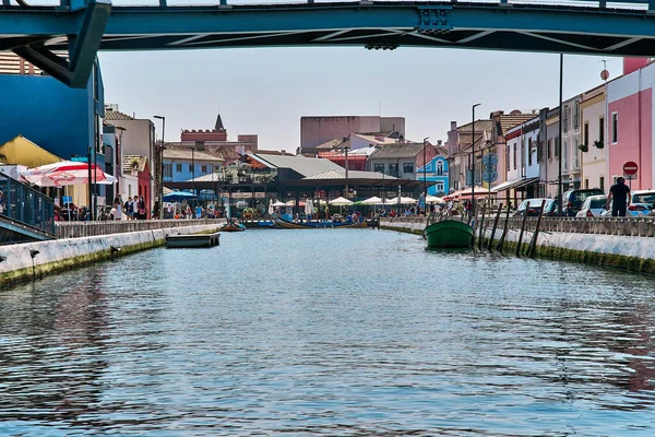 AVEIRO, PORTO PORTUGAL 9 MAYO 2020: visita del pueblo atravesado por una serie de canales de agua. Vistas desde un barco — Foto de Stock