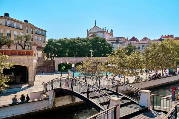 AVEIRO, PORTO PORTUGAL MAY 9 2020: відвідування села охоплене низкою водних каналів. Вид з човна. — стокове фото