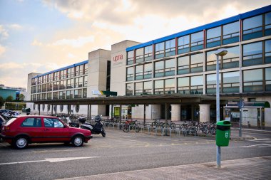PAMPLONA, NAVARRA Nisan 17 2021, Pamplona Devlet Üniversitesi 'nin manzarası ve park yeri