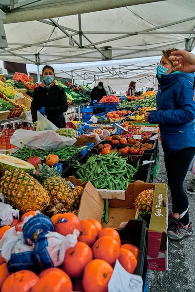 LANDABEN, PAMPLONA SPANJE FEBRUARI 07 2021: Buitendeurmarkering voor groenten, fruit en vlees in het noordelijke deel van de Atlantische Oceaan — Stockfoto