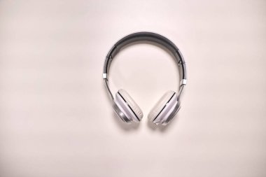 Beyaz arka planda modern metalik kulaklıkların yakın plan görüntüsü