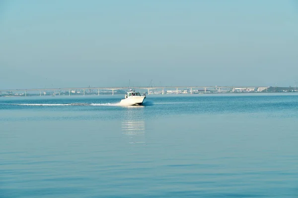 AVEIRO, PORTO PORTUGAL 9. Mai 2020: Motorboot auf dem Wasser der Ria de Aveiro in Portugal — Stockfoto