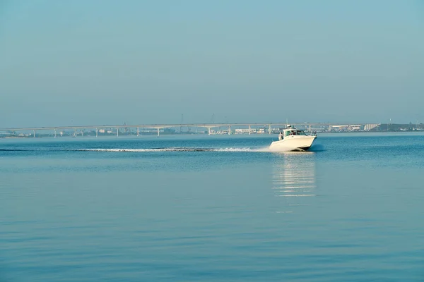 AVEIRO, PORTO PORTUGAL 9. Mai 2020: Motorboot auf dem Wasser der Ria de Aveiro in Portugal — Stockfoto