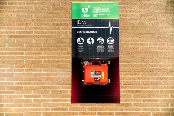 Defibrillator im öffentlichen Raum in Navarra, Spanien. In der Inschrift ist zu lesen: DESA Cardio Protected Zone — Stockfoto