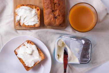 Kadeh kaldırmak kahvaltı konseptidir.