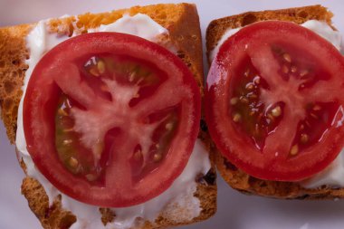 Kadeh kaldırmak kahvaltı konseptidir.