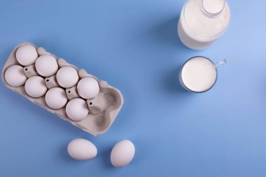 Kalsiyum konsepti olarak beyaz yumurta ve süt. minimalizm biçimi.
