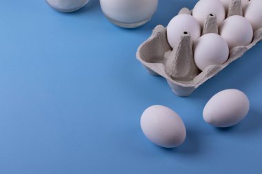 Kalsiyum konsepti olarak beyaz yumurta ve süt. minimalizm biçimi.