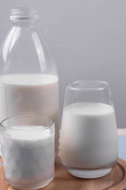 Kalsiyum konsepti olarak beyaz yumurta ve süt. minimalizm biçimi.