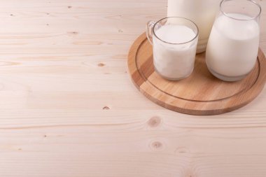 Kalsiyum konsepti olarak beyaz yumurta ve süt. minimalizm biçimi.