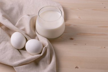 Kalsiyum konsepti olarak beyaz yumurta ve süt. minimalizm biçimi.