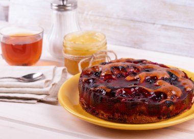 Kırsal bir zeminde taze pişmiş meyveli turta.