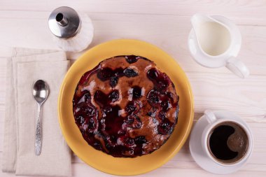 Kırsal bir zeminde taze pişmiş meyveli turta.