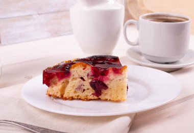 Kırsal bir zeminde taze pişmiş meyveli turta.