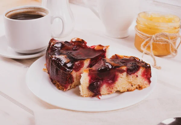 Köstliche Frisch Gebackene Beerenkuchen Auf Rustikalem Hintergrund — Stockfoto