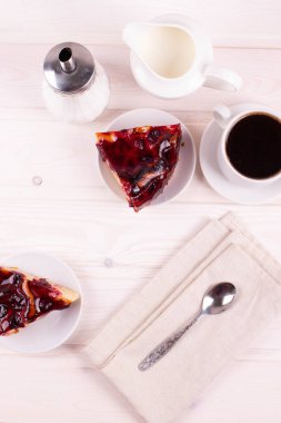 Hafif ahşap yüzeyde lezzetli pişmiş reçelli bisküvi turtası.