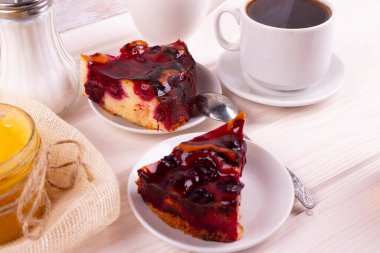 Hafif ahşap yüzeyde lezzetli pişmiş reçelli bisküvi turtası.