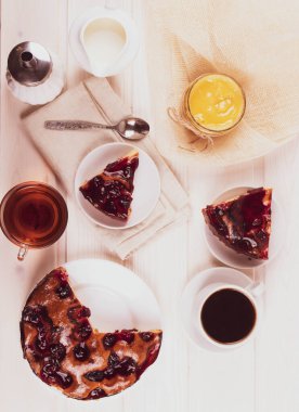 Hafif ahşap yüzeyde lezzetli pişmiş reçelli bisküvi turtası.