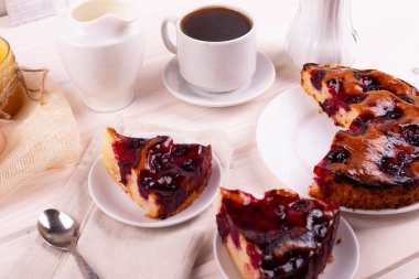 Hafif ahşap yüzeyde lezzetli pişmiş reçelli bisküvi turtası.